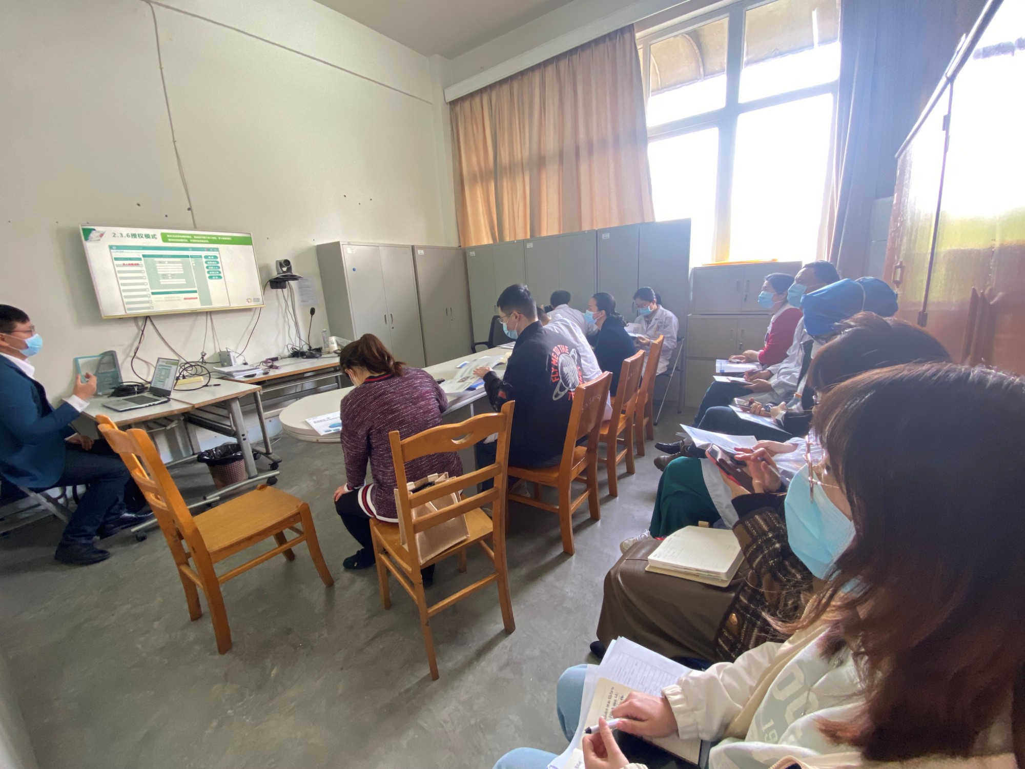 装备部组织患者自助取药机与智能麻精柜产品介绍会