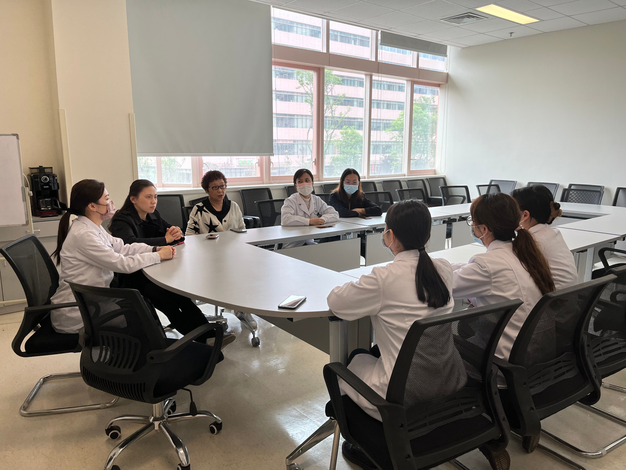 医学检验科党支部召开支委会 与支部发展对象谈心谈话