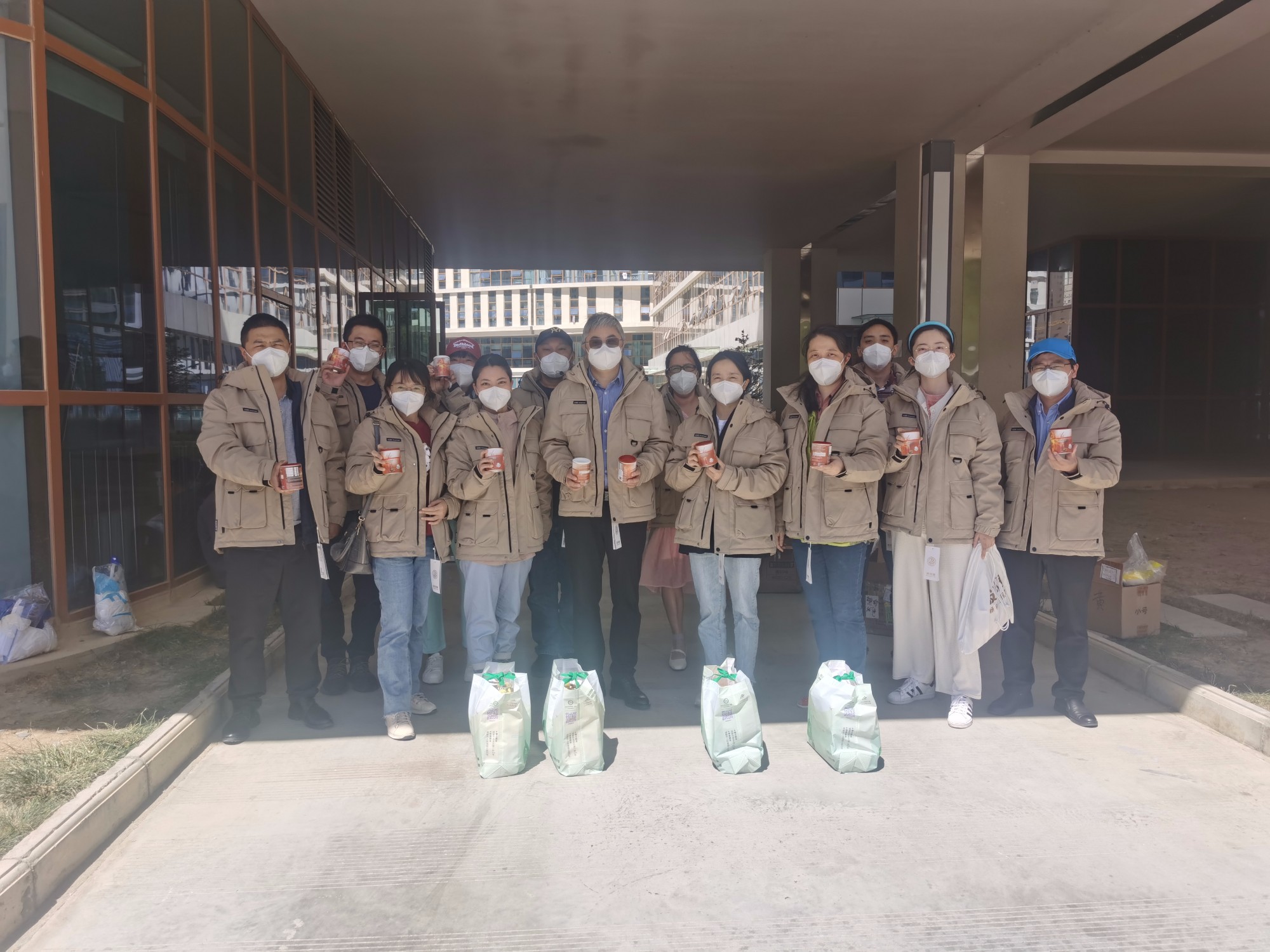 医院工会慰问援助西藏自治区妇产儿童医院的干部职工
