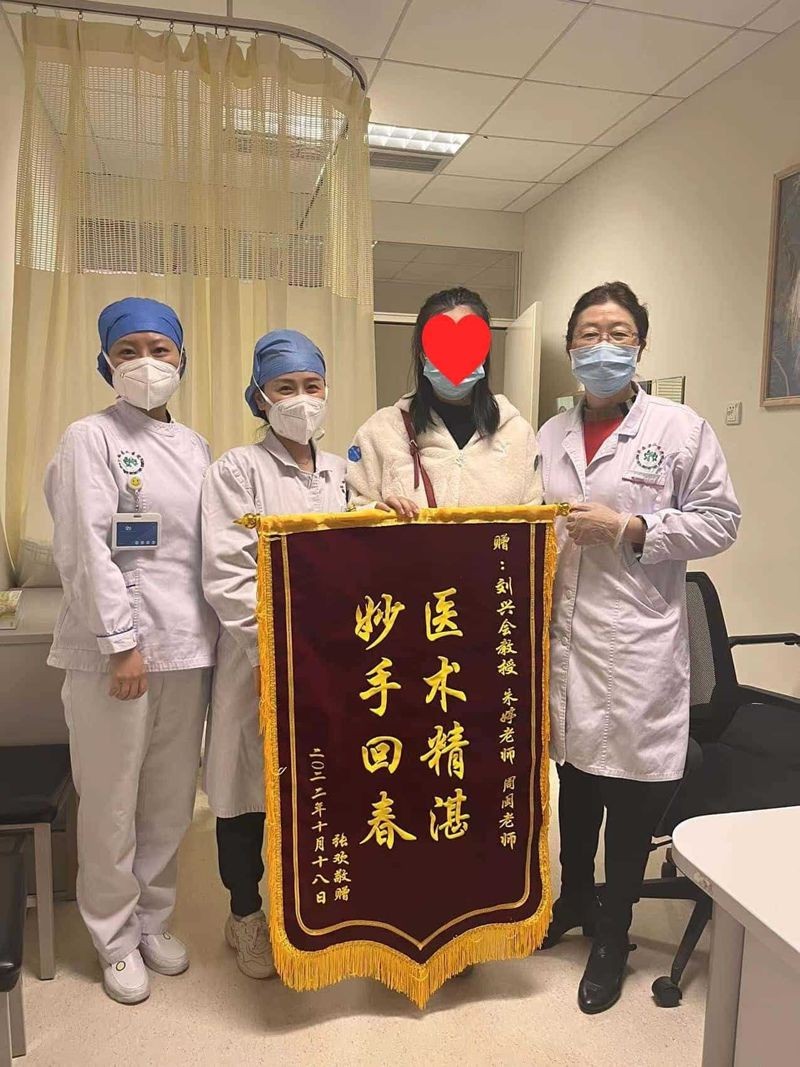 优质服务暖人心 赠送锦旗表心意