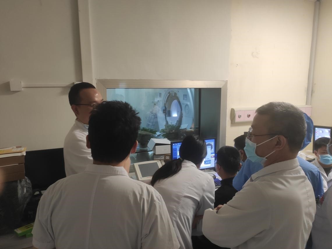 医学装备保障部组织放射科进行新装3.0T磁共振培训
