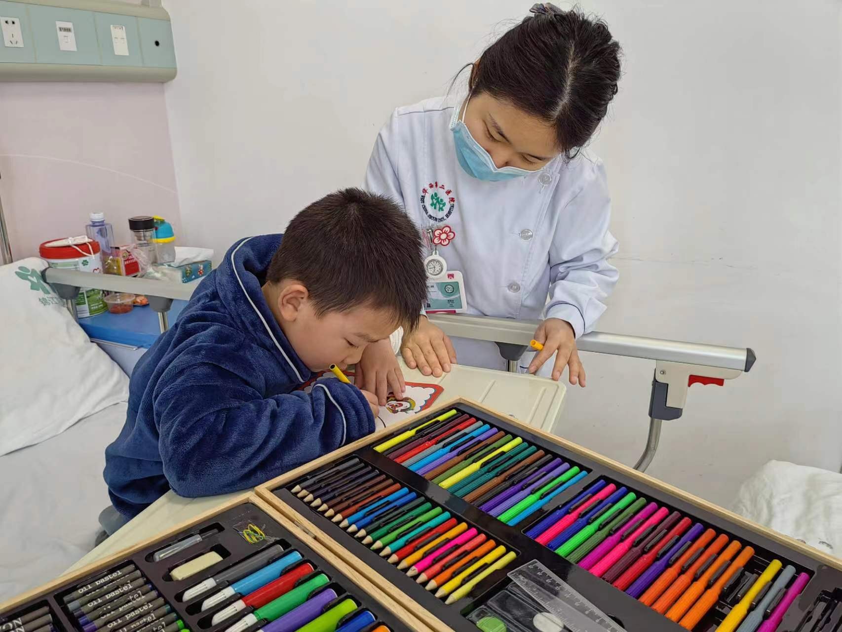 小儿外科组织开展儿童医疗辅导游戏—“谁是木头人”、“画笔接龙”