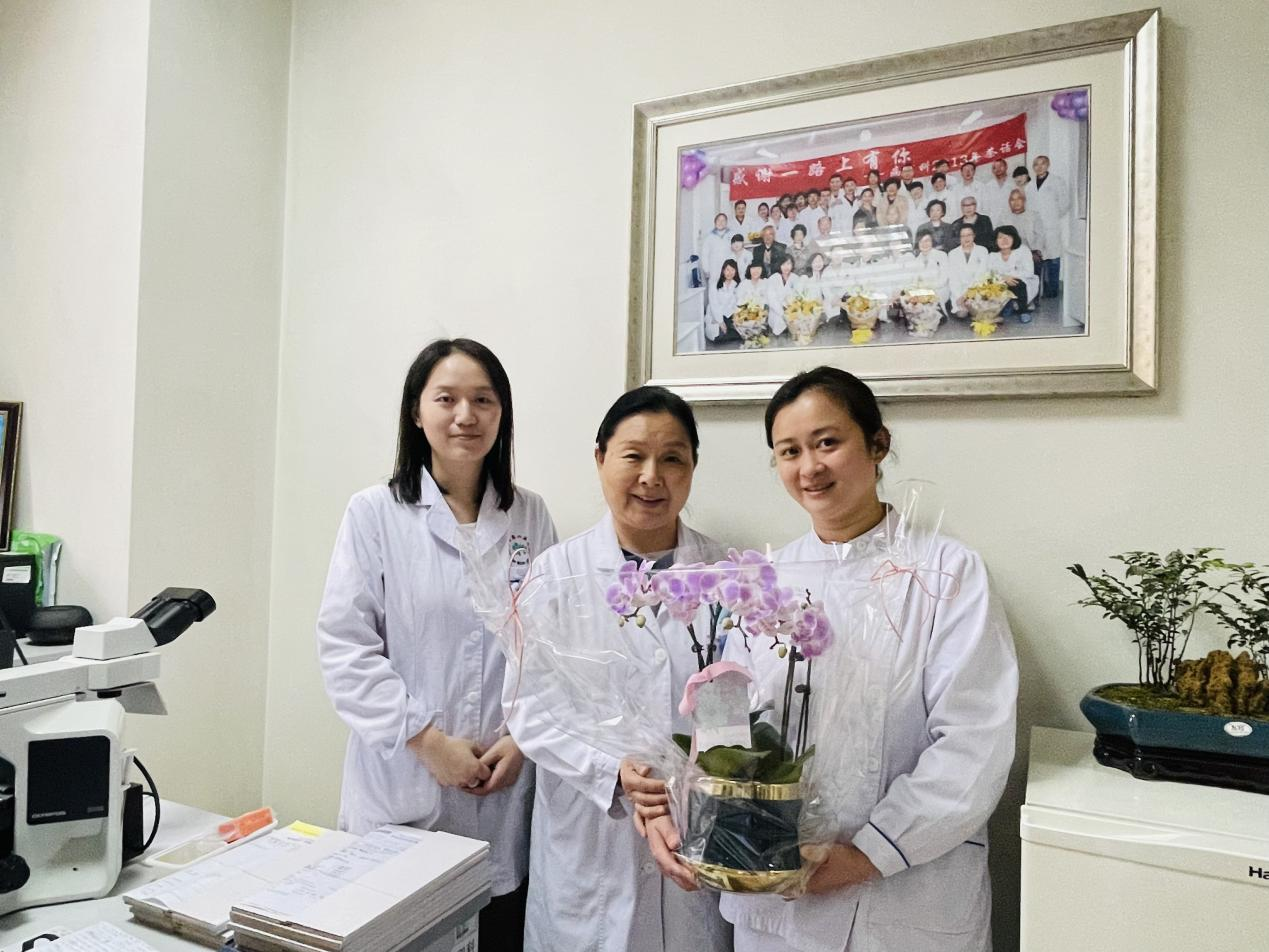 放射病理科团支部开展情系夕阳活动—— 退休老师生日慰问