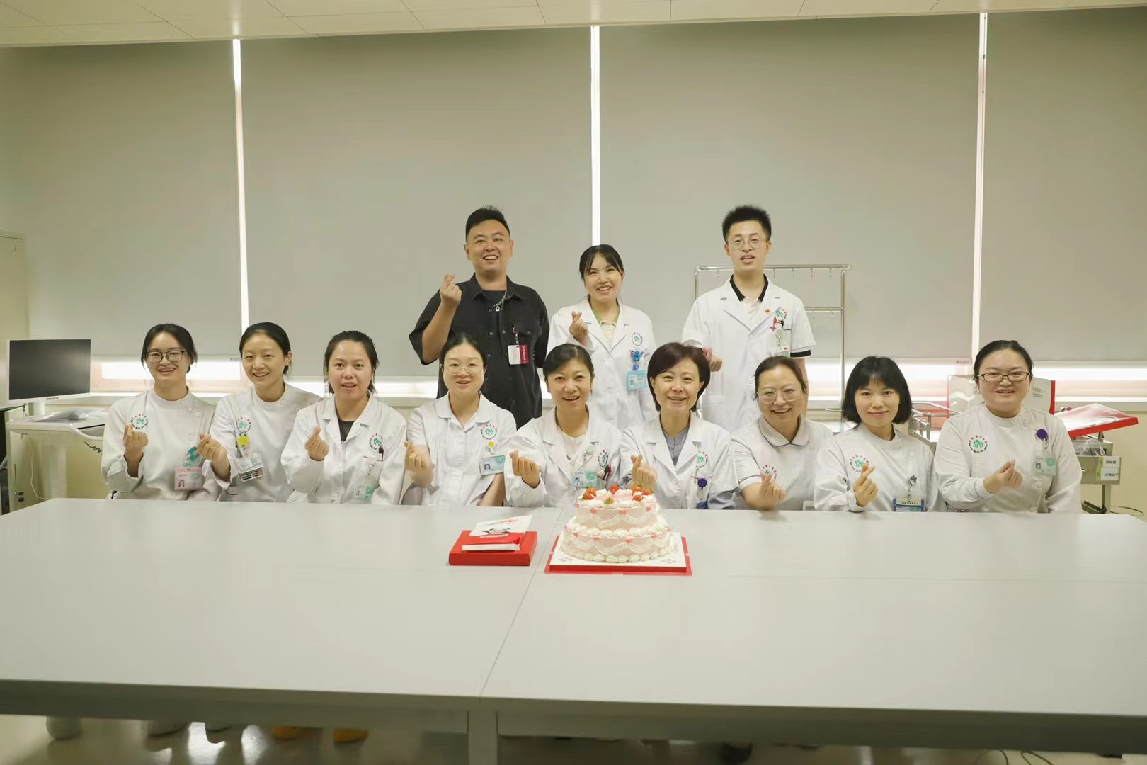 第六届“中国医师节”—重症医学科祝贺全体医师节日快乐！