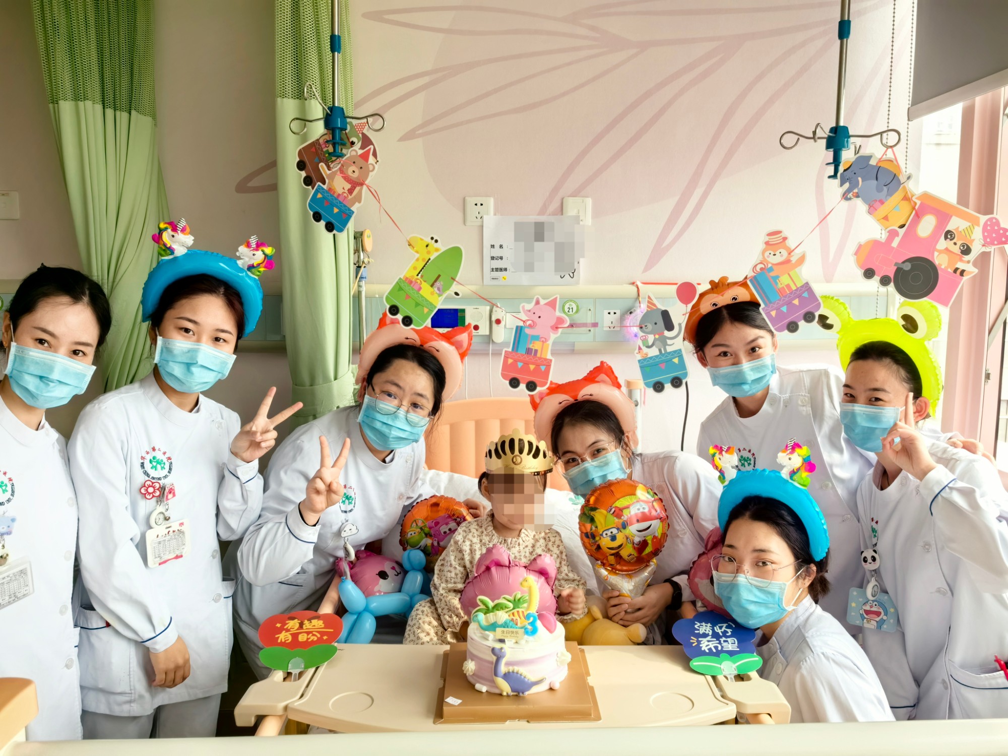 小儿外科医护人员为患者过生日送祝福