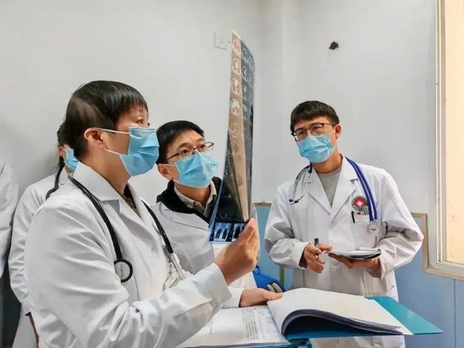 【人民网】四川“万名医护走基层”志愿服务暨第八届健康知识上高原活动走进理塘县、得荣县