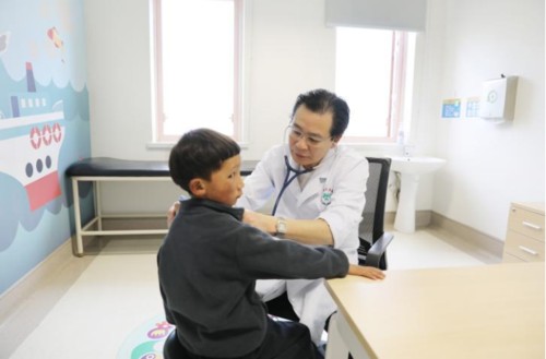 【中国经济新闻网】西藏亚来乡儿童医疗公益救助在成都开展