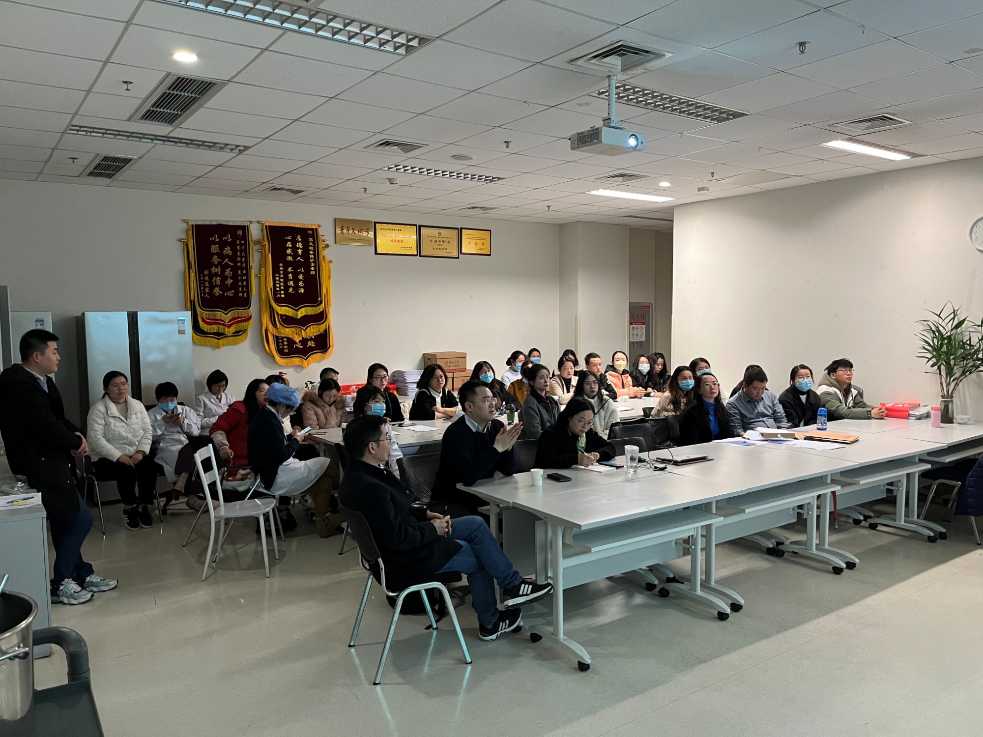 急诊医学科党支部开展党员民主评议