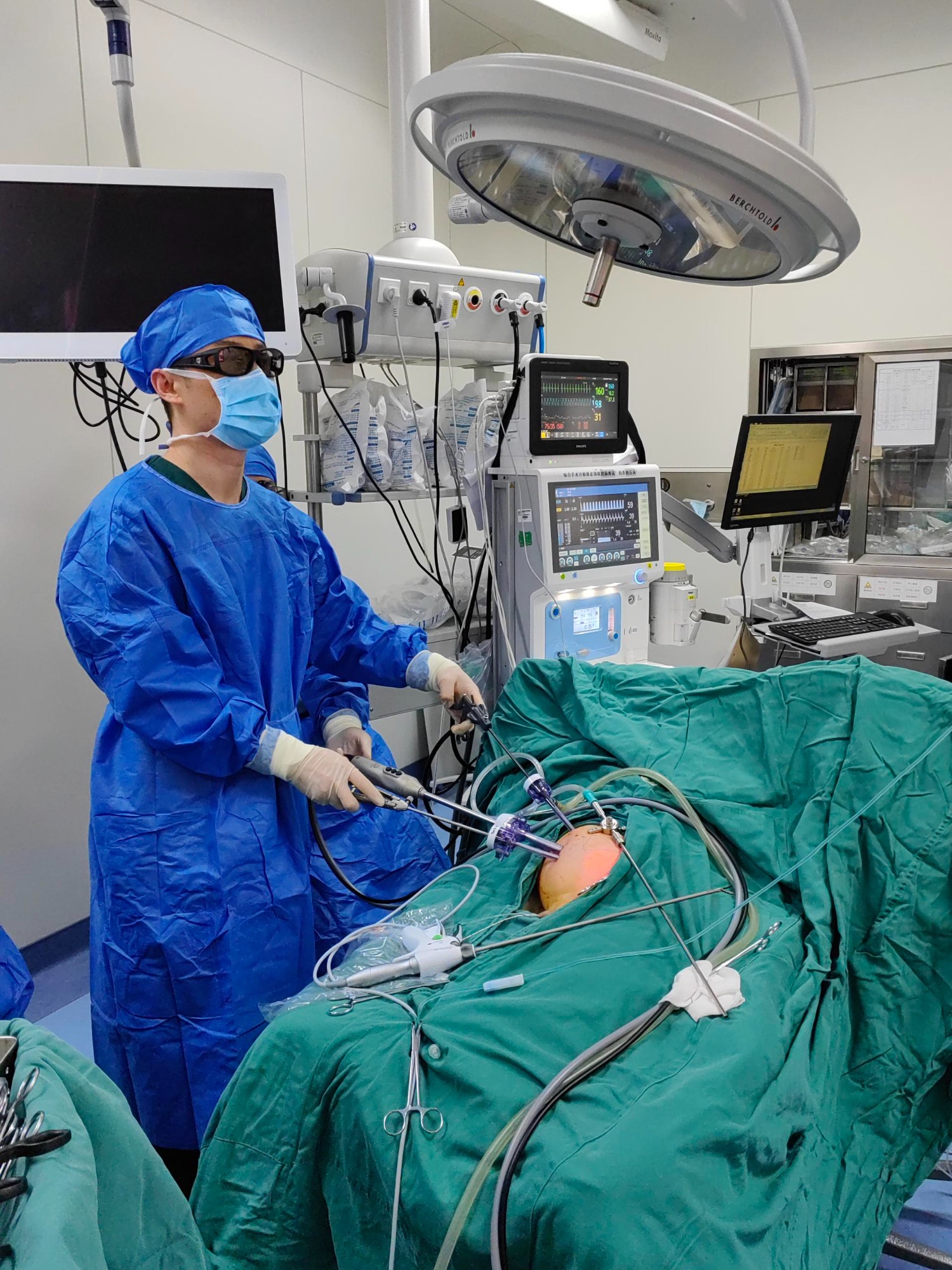 乐橙lc8成就人生小儿泌尿外科顺利完成首台新生儿重度肾积水手术