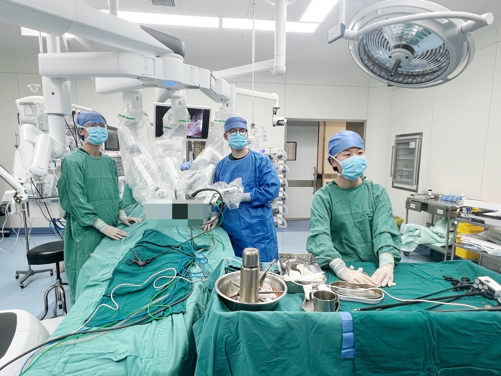 3厘米开孔“取弹”！华西二院完成国内首例单孔入路机器人低龄儿童切肝手术