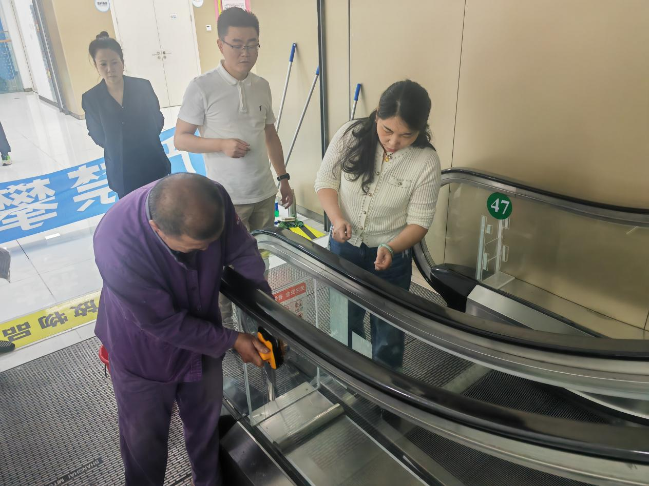 我院赴四川省儿童医院交流培训自动扶梯的清洁步骤及质量标准