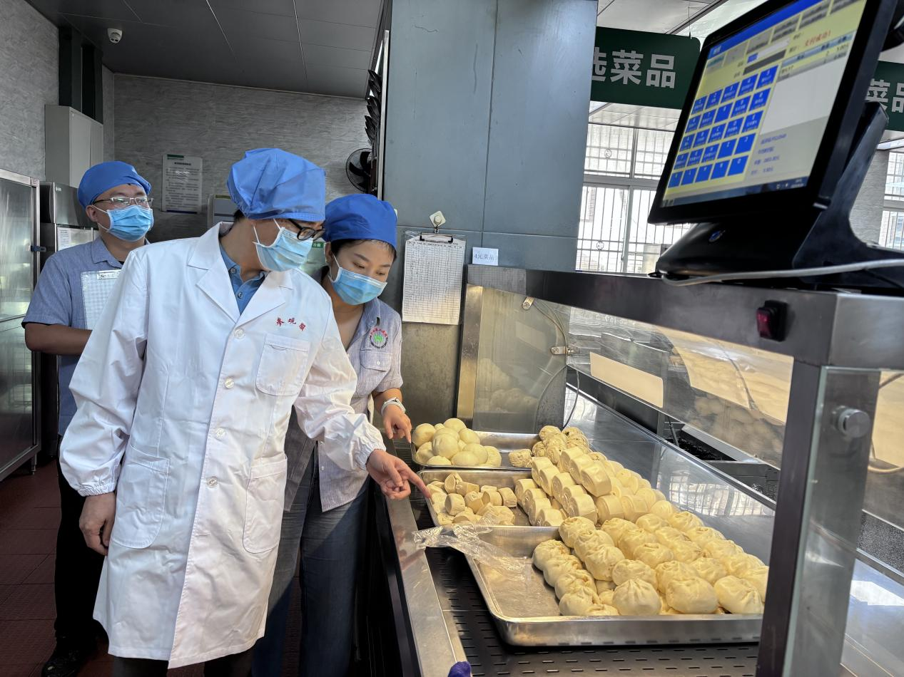 护航国庆平安！华西院区食堂完成节前安全“全面体检”