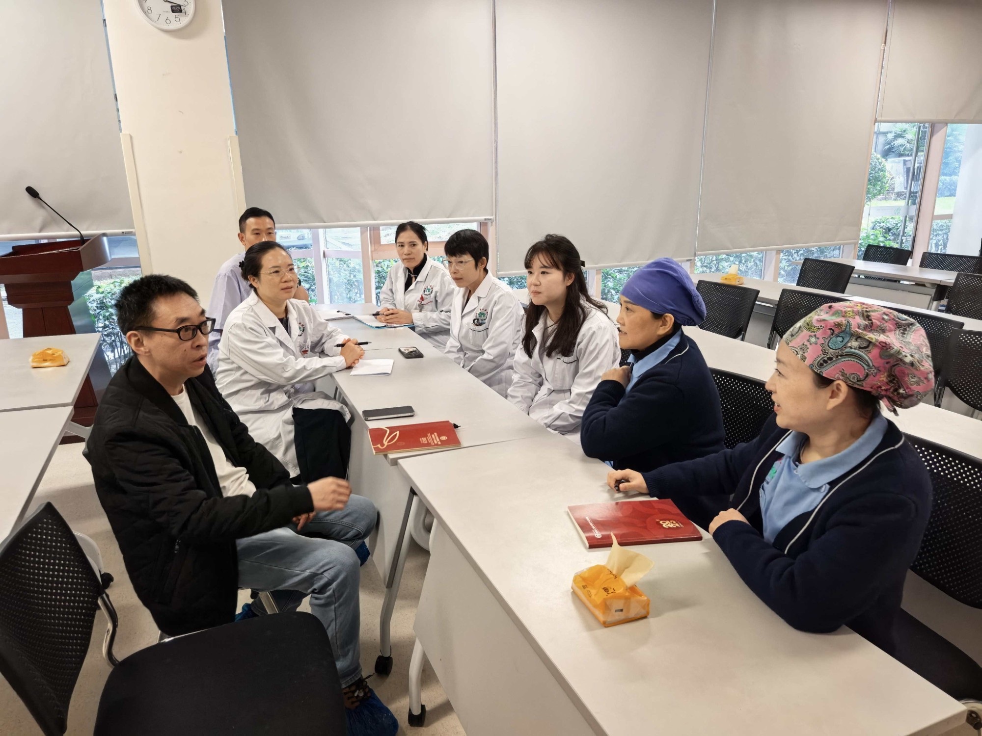 后勤医疗运行保障队伍与供应室携手共商 
聚力提升医用织物保障水平