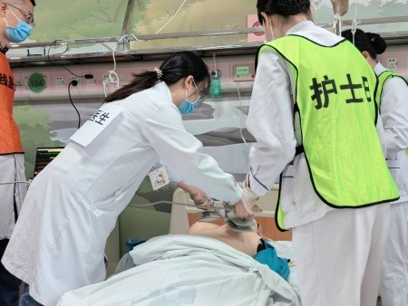 肿瘤放化疗科联合筑浪学院医学模拟中心成功开展化疗药物IV级过敏反应应急模拟演练
