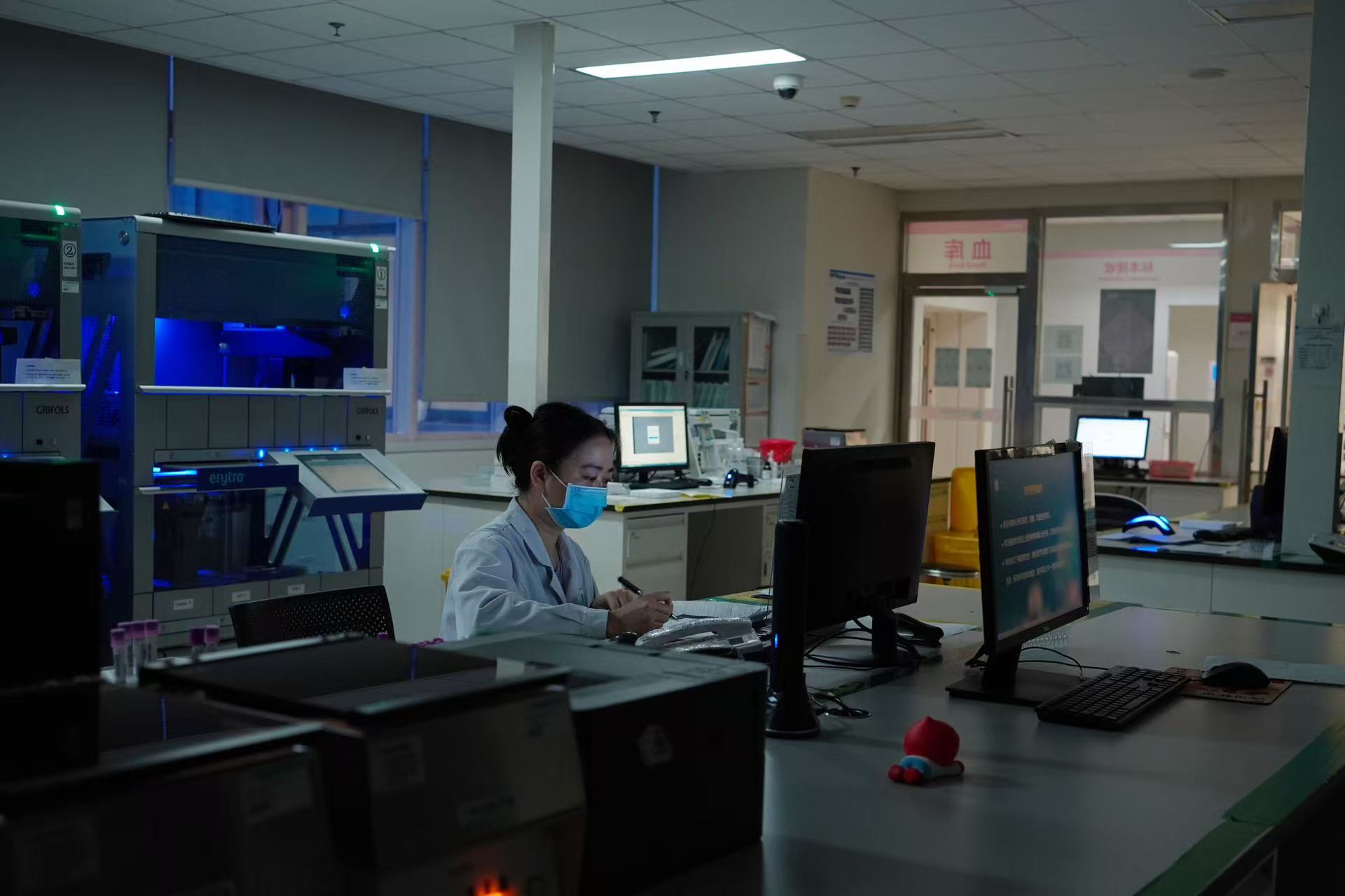 暖星+医学检验科+从血库深夜剪影,窥见生命守护的重量+蒋函、叶萍+201557、201558+18280363902