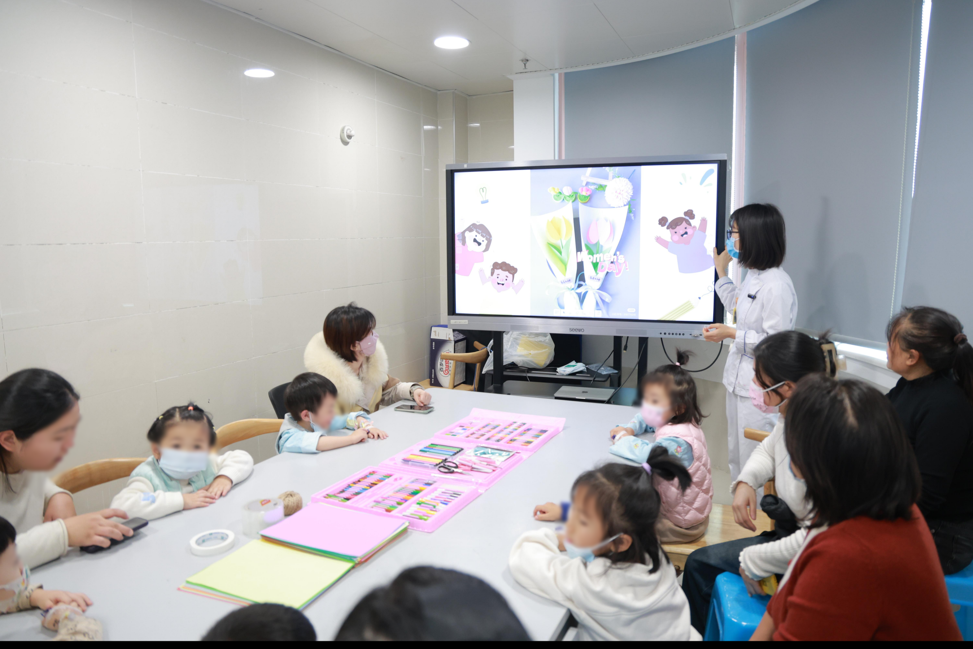 “以手为心，造一束花”儿童医疗辅导活动在小儿遗传代谢内分泌/耳鼻咽喉头颈外科病房开展