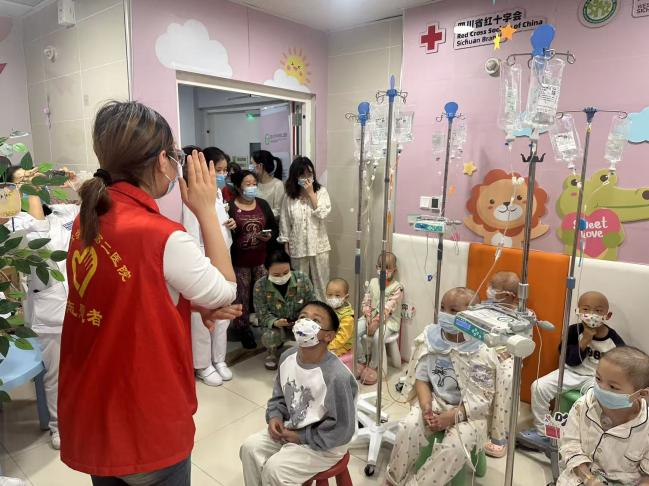 “彩色的愿望，生命的微光” —— 医院儿童血液科月度生日会活动顺利举办