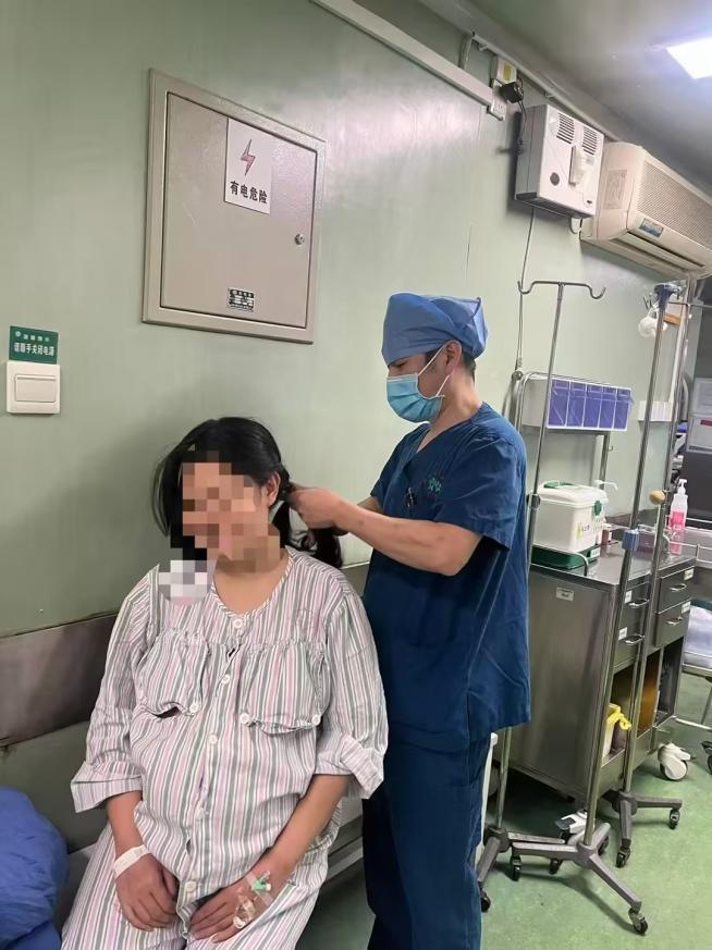 为爱“梳”妆 从“头”开始——后勤医疗运行产科内勤的“扎辫情结”温暖临产妈妈