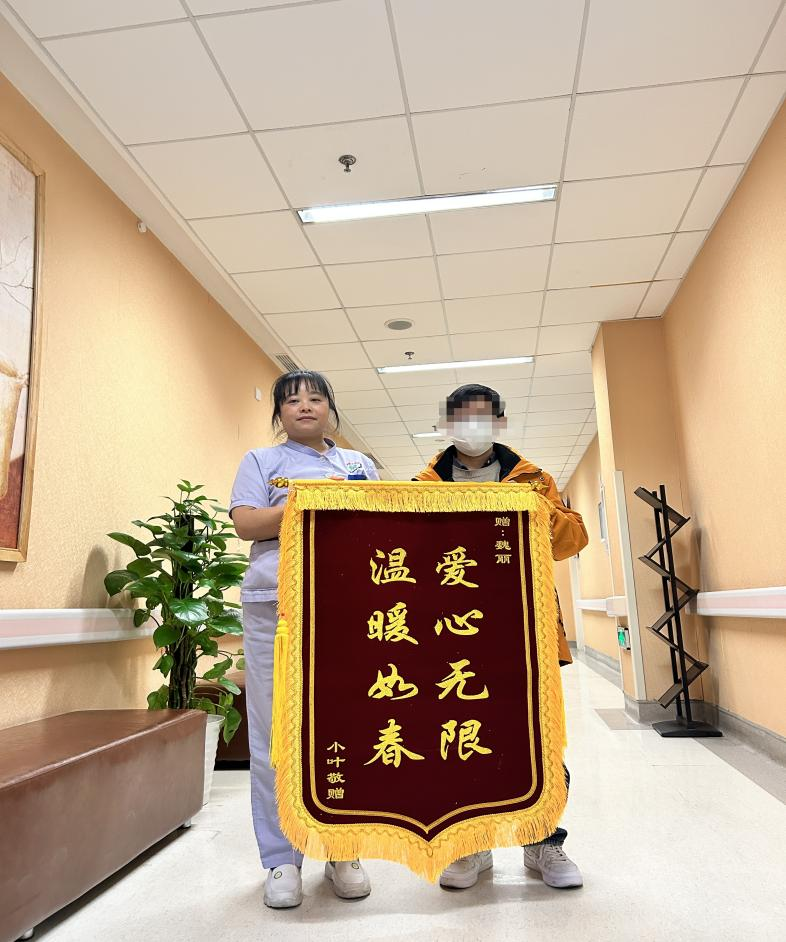 保洁大姐获赠锦旗：“爱心无限”点亮人文之光