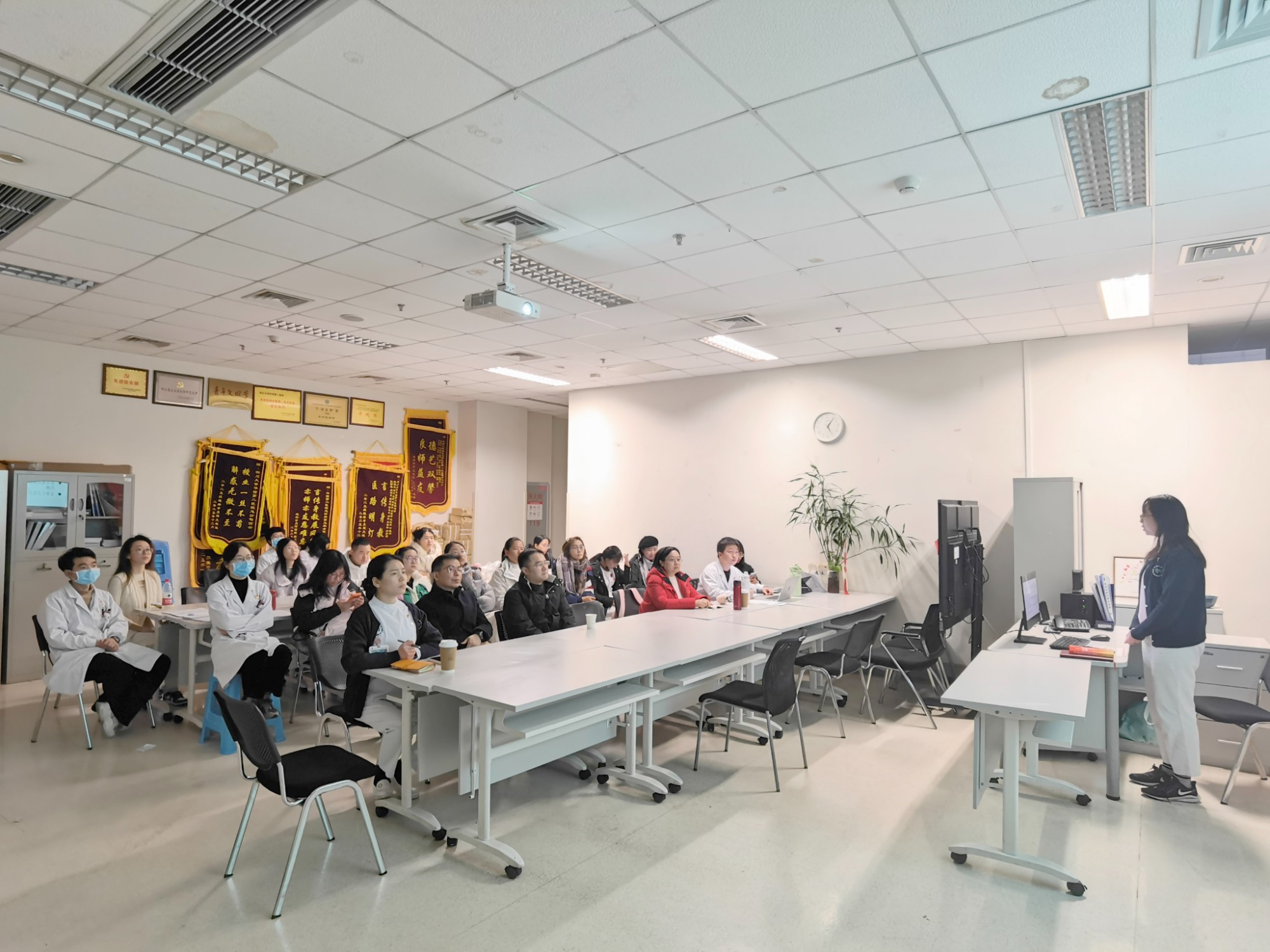 急诊医学科党支部开展组织生活会暨民主评议党员活动