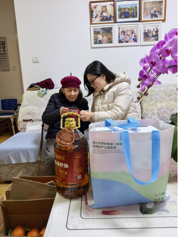 产科三党支部开展春节走访慰问 向退休老职工致以马年新春祝福