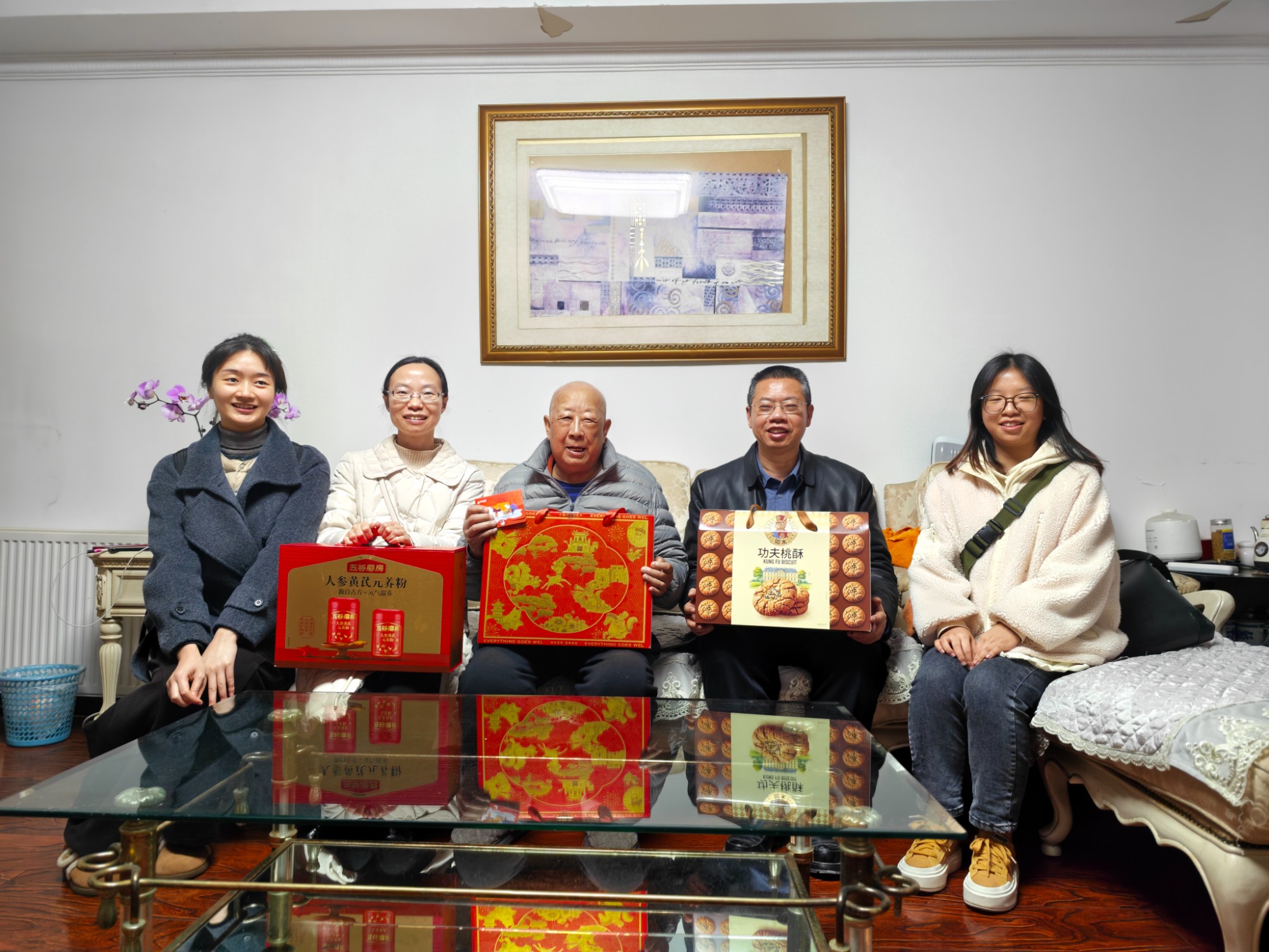 慰问医者前辈 共叙桃李春风