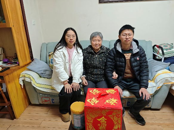 药学部开展春节慰问退休职工活动