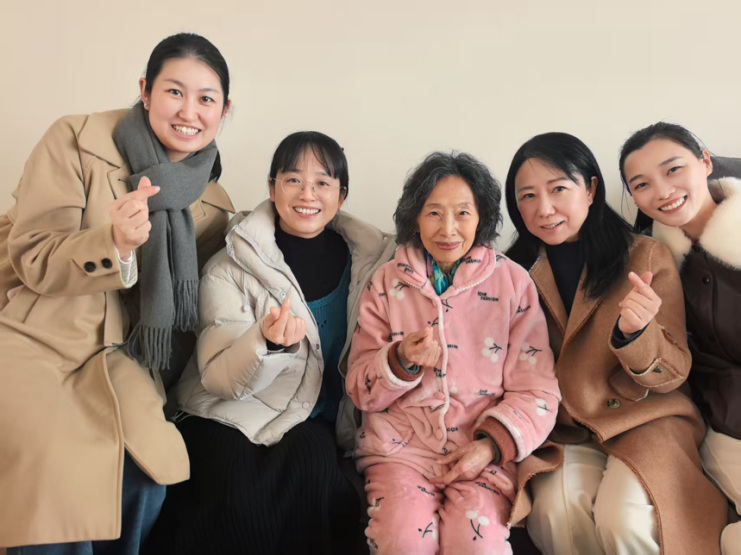 情暖新春 薪火相传
——新生儿科党支部联合主题党日活动“走访慰问退休老专家”