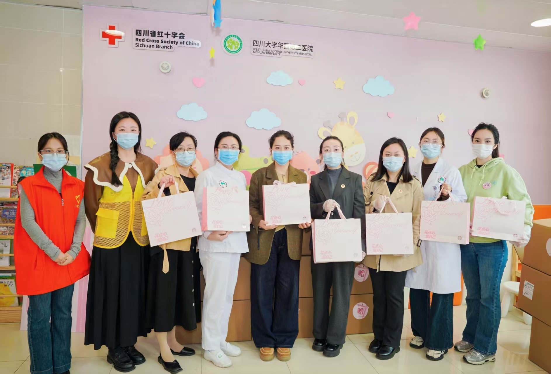 “以花为名，为爱点灯”——三八妇女节活动温暖举行