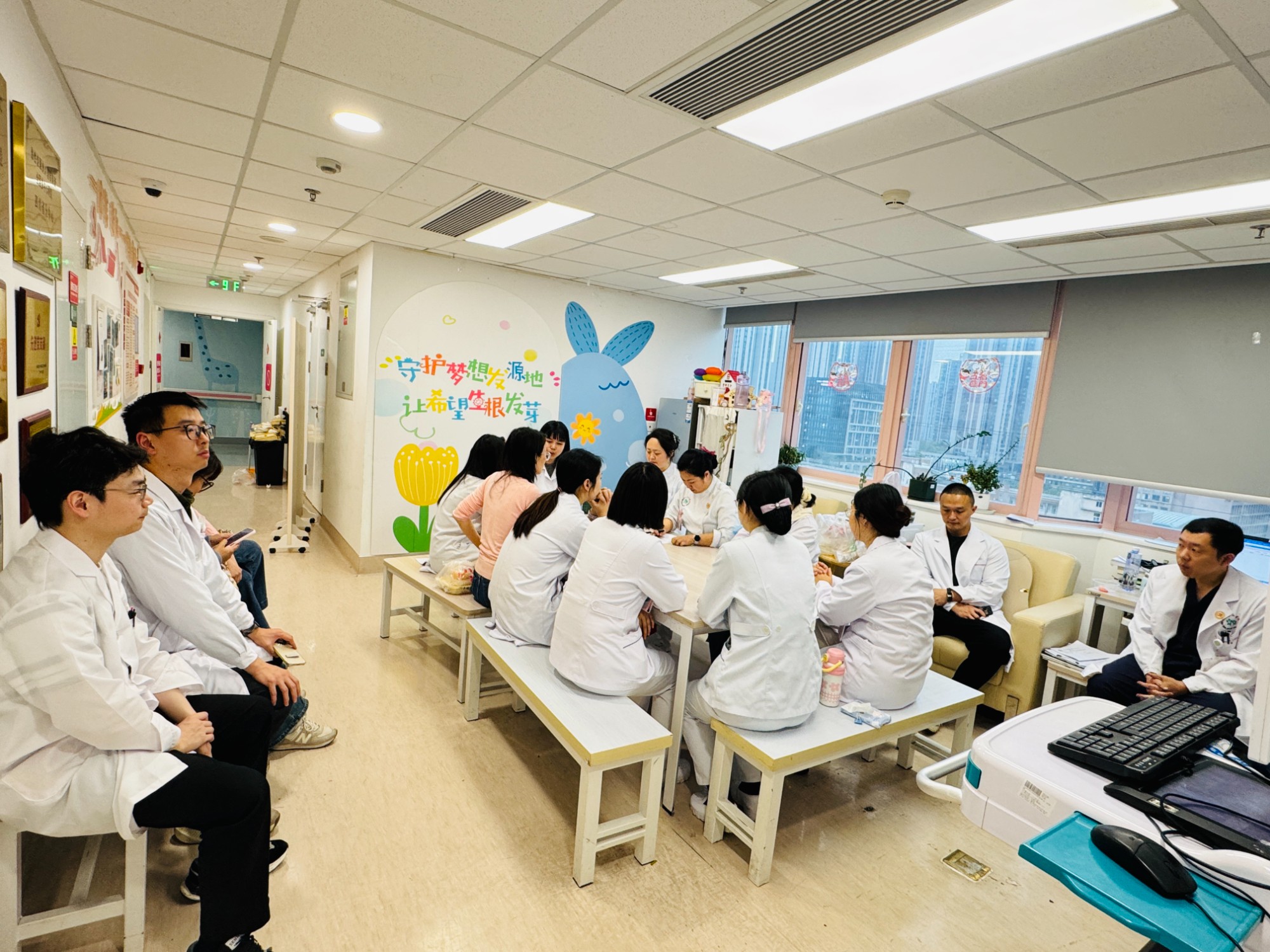 锤炼党性强担当 凝心聚力促发展
——儿童神经科党支部召开党员民主评议大会
