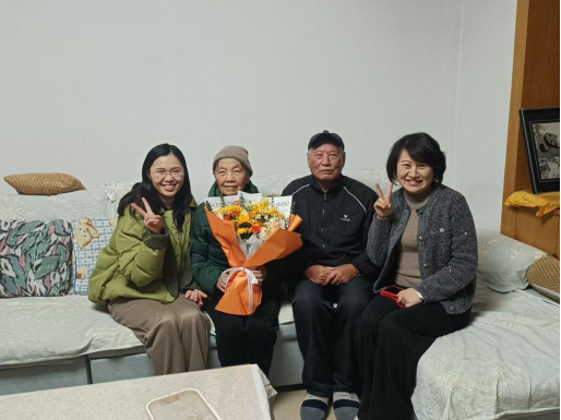 温情慰问暖桑榆 传承精神忆峥嵘——产科四支部走访慰问退休职工