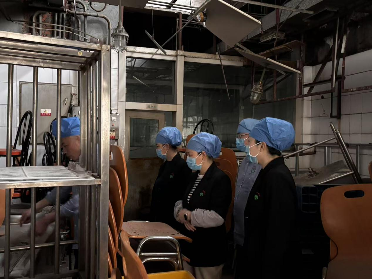 严抓节前安全巡查 筑牢食堂安全屏障