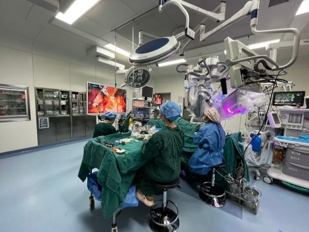 全球首例！我院郑莹教授团队成功开展单孔机器人辅助系统下经脐单孔免举宫宫颈癌根治术