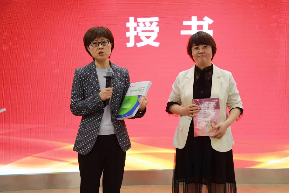 牛晓宇副院长为遵义市第一人民医院授书