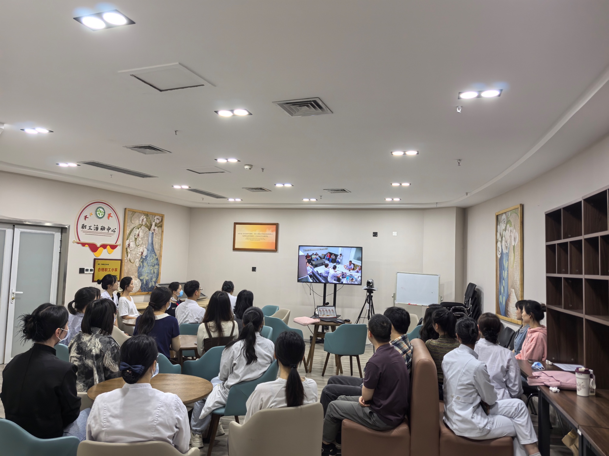 凝聚奋进力量 实干笃定前行——门诊党总支召开党员大会