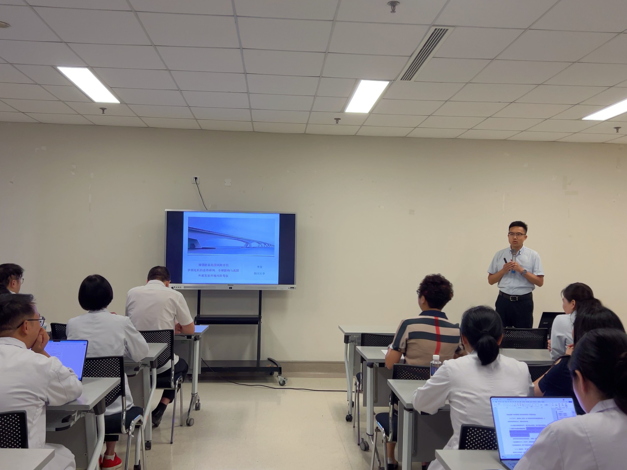 洞察国际变局，强化风险意识——医学检验科开展5月业务学习