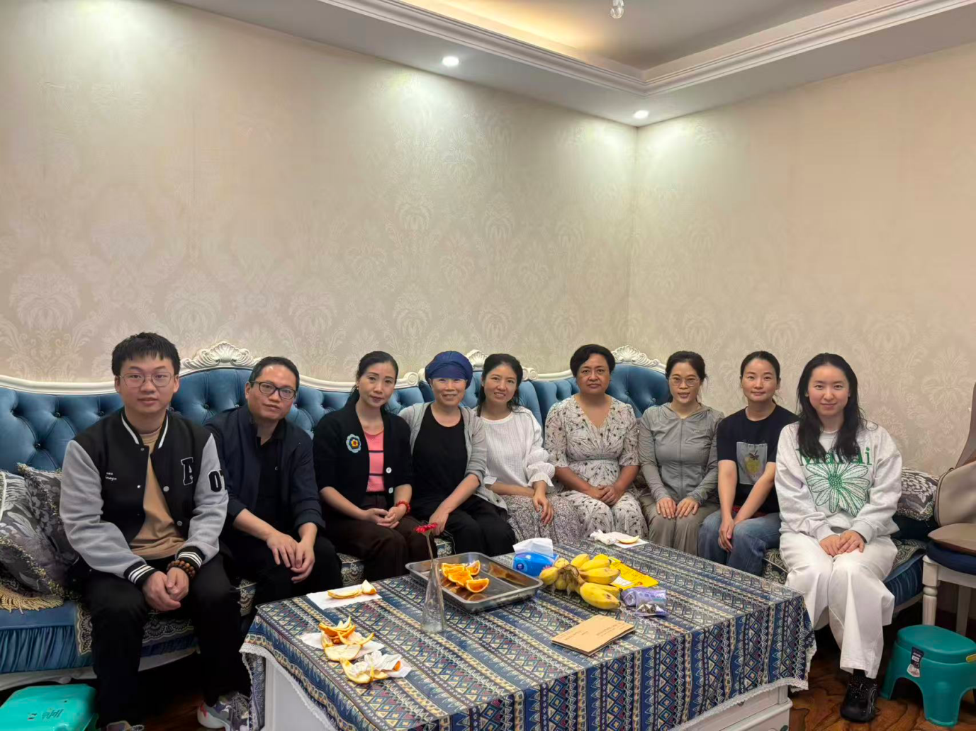 儿童消化科党团支部走访慰问患病退休老师