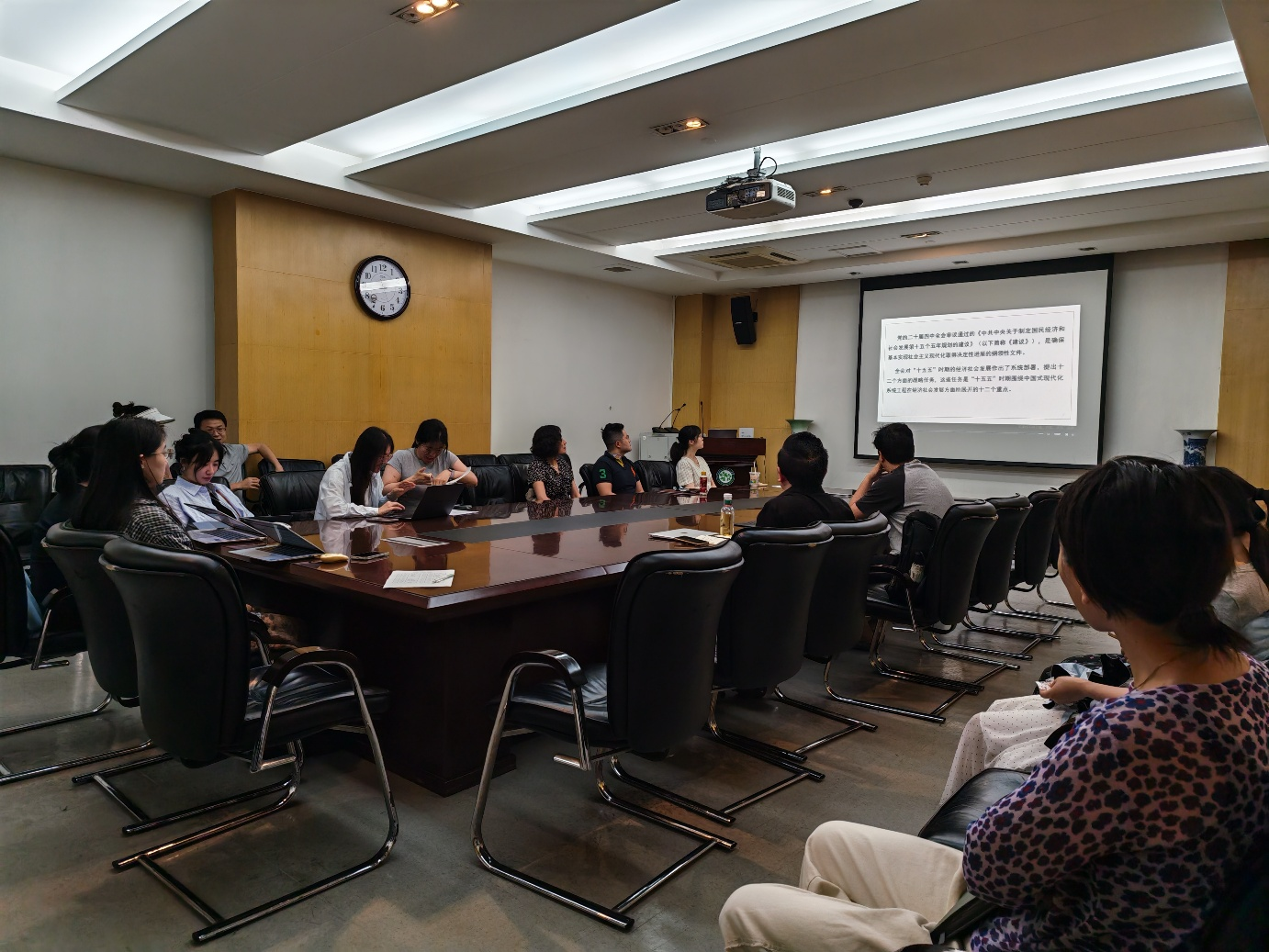 深学细悟明方向，笃行实干担使命 
研究院一党支部召开6月专题党课学习会