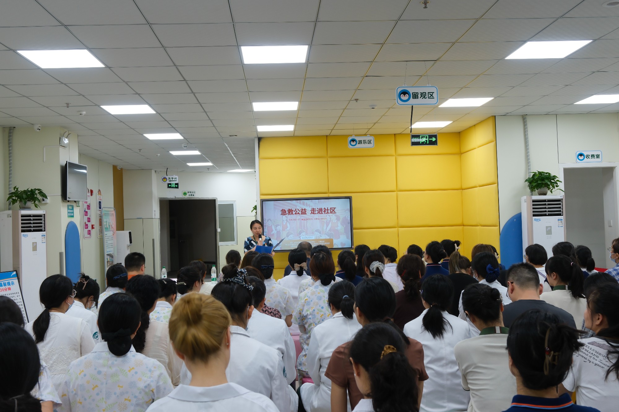 我院急诊医学科一、二党支部及成都高新妇女儿童医院儿科综合党支部联合开展“急救科普进社区”主题党日活动
