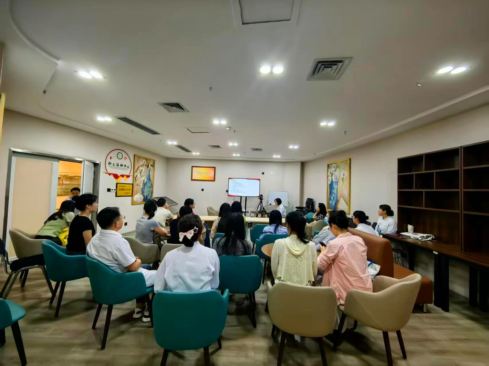 门诊部党总支召开党员大会