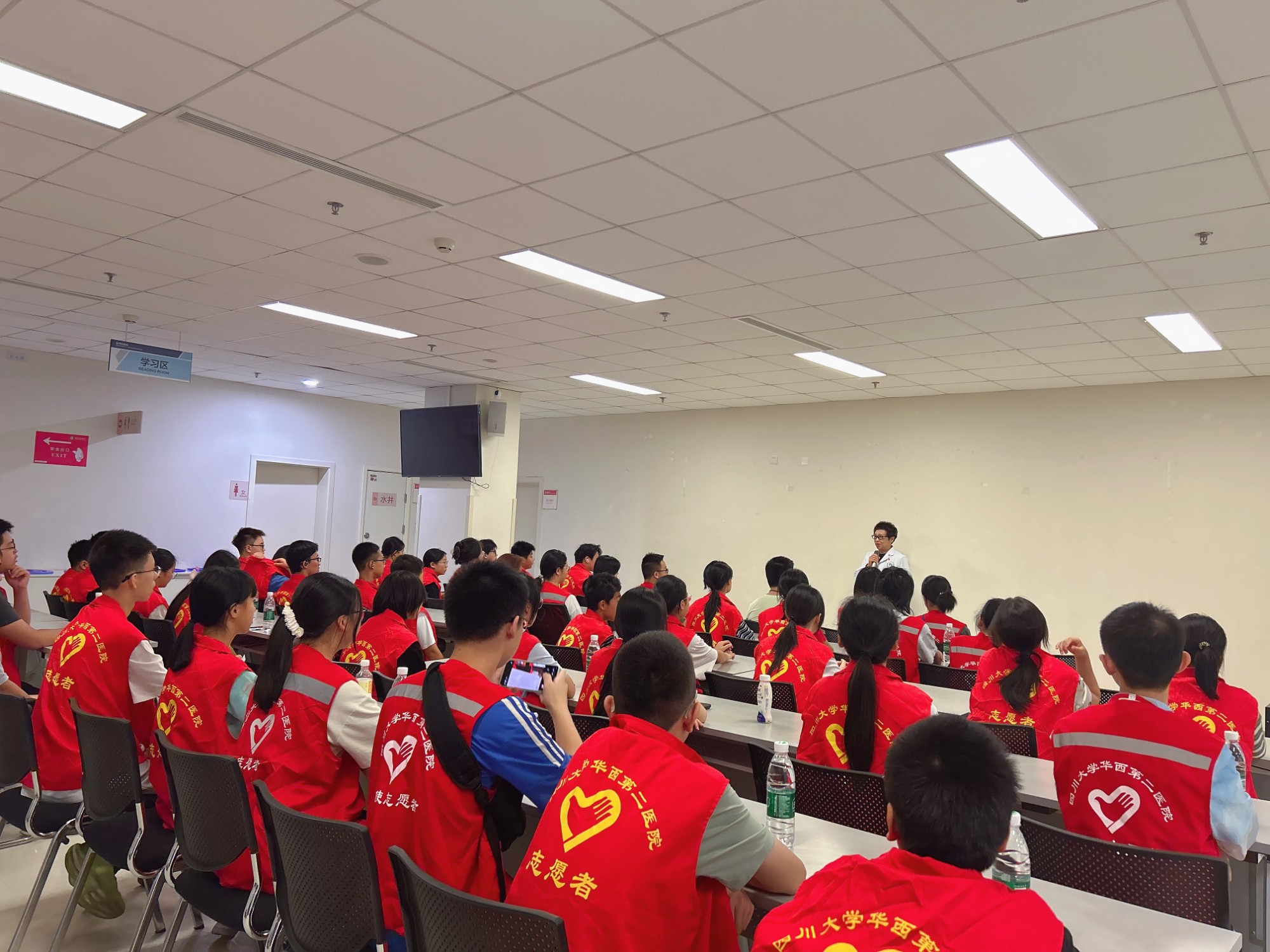 2026年华西妇幼“检”单说（八）——医学检验科开展实验室开放科普日活动