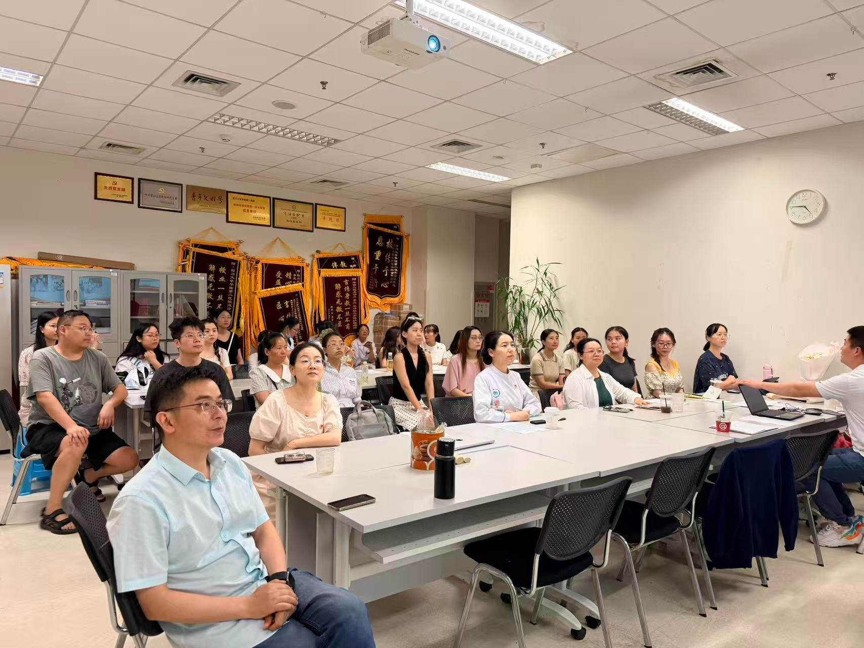 急诊医学科二党支部召开7月党员大会暨“学习‘七一’重要讲话、致敬功勋榜样”主题党日活动