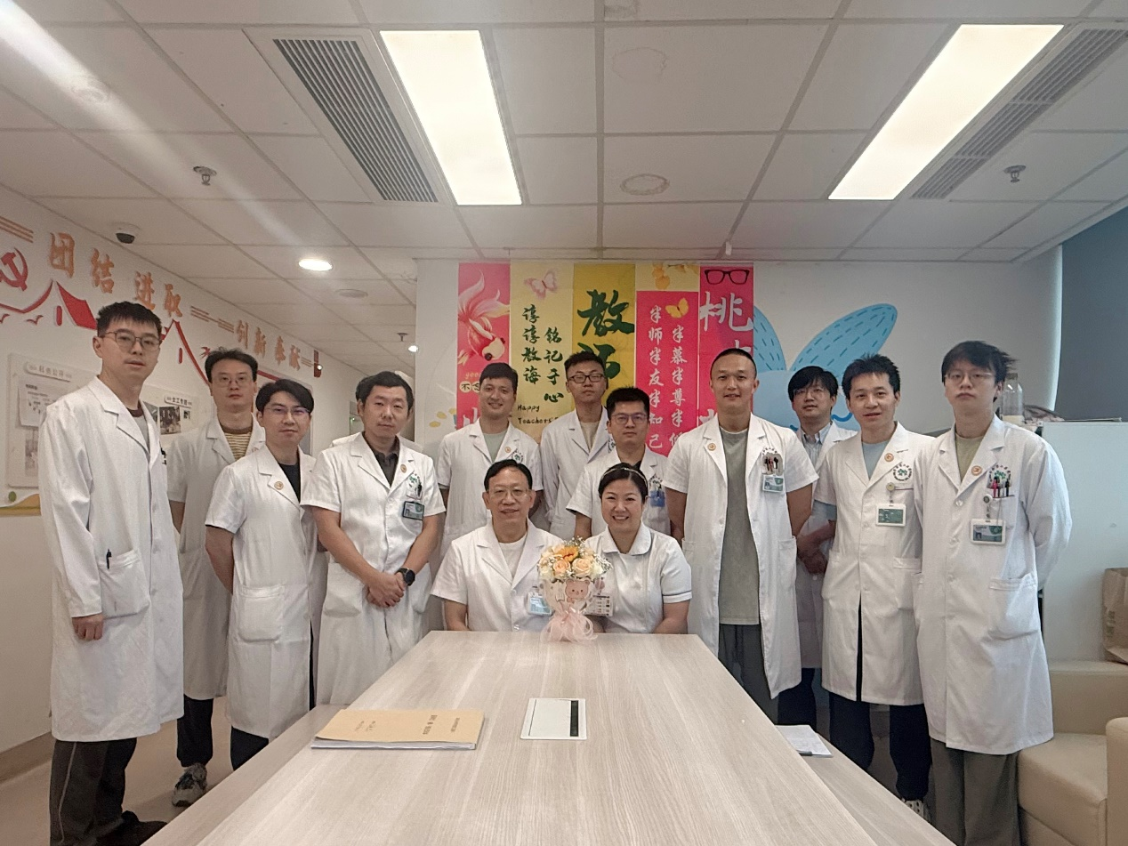 花香寄敬意 蛋糕传温情——儿童神经科团支部开展教师节慰问活动