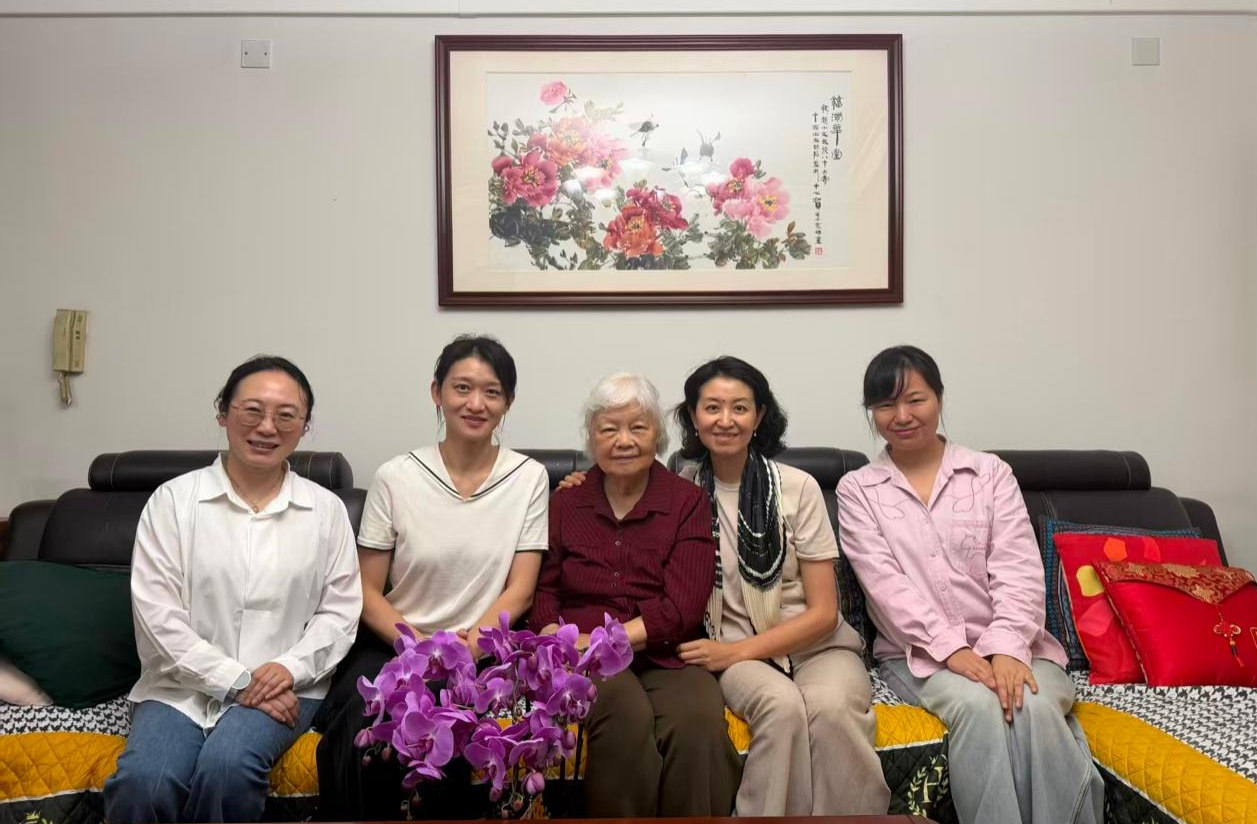 医学遗传中心党工团代表教师节看望退休老教师