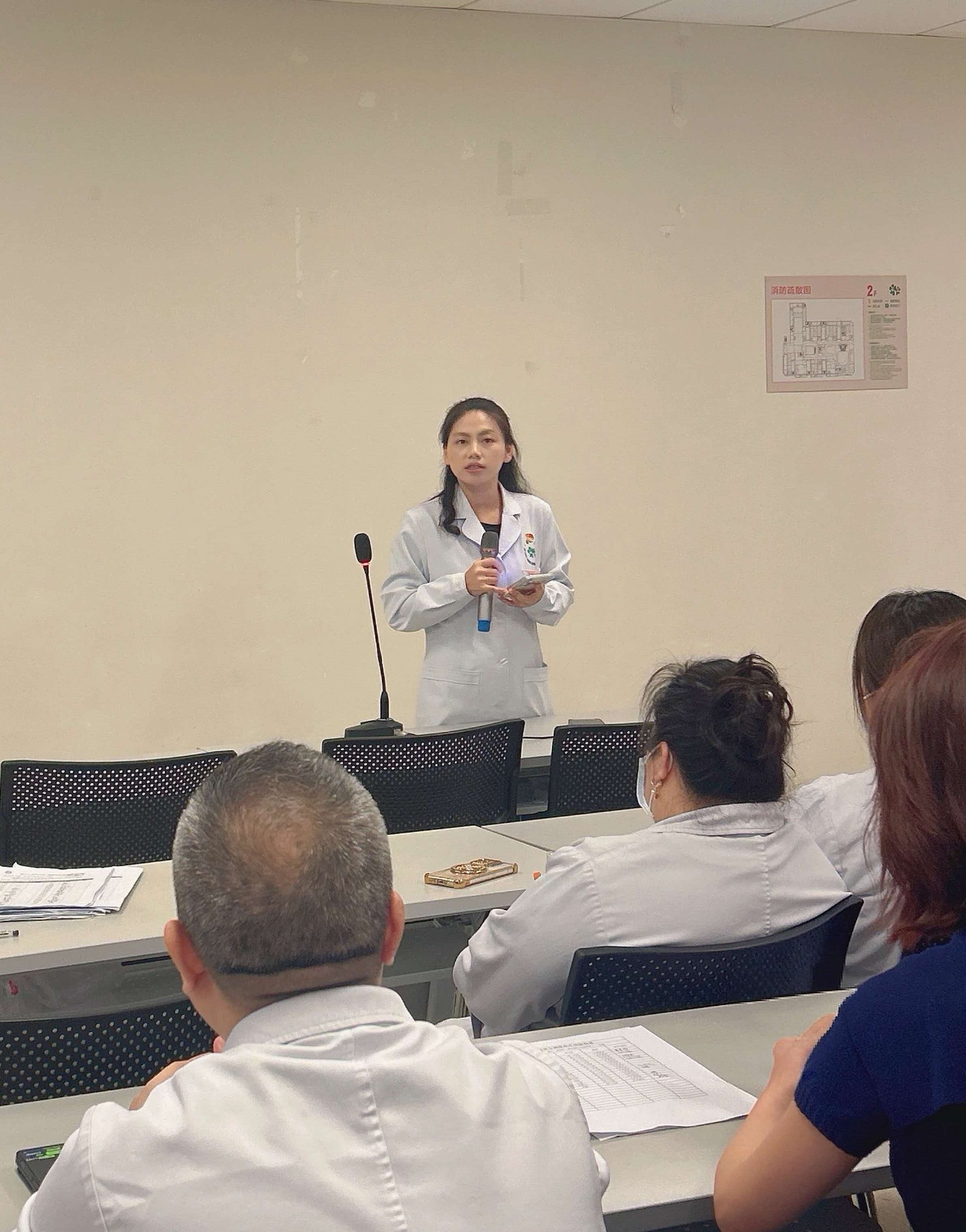 医学检验科党支部召开9月党员大会——深学细悟强根基，薪火相传添活力