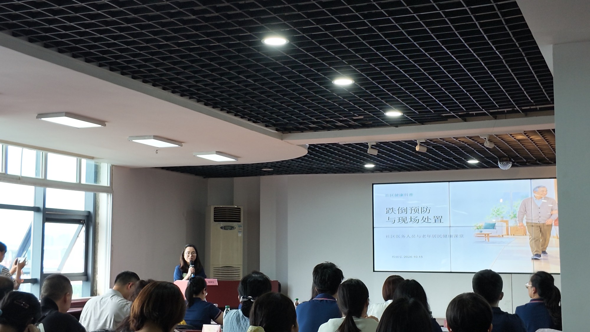 急诊医学科一、二党支部联合成都高新妇女儿童医院儿科综合党支部走进文家社区卫生服务中心开展急救技能培训
